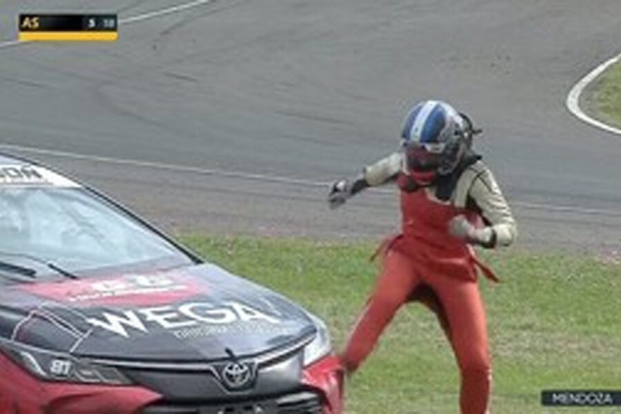 (En Entre Ríos) Ianina Zanazzi, enfurecida por un toque, terminó a las patadas contra el auto de Mauricio Geymonat en el Turismo Nacional