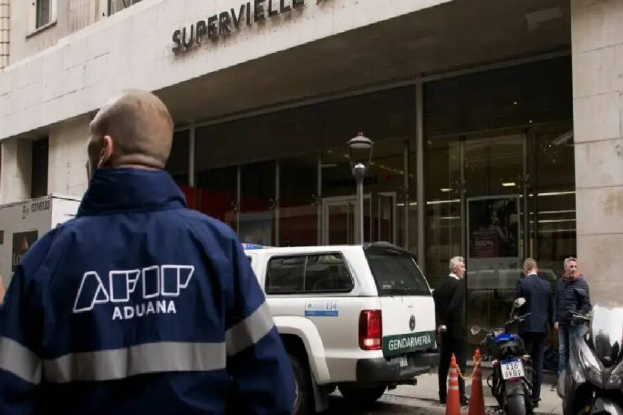 (Mención al entrerriano Michel) Allanan unas 20 entidades financieras del microcentro porteño por presuntas maniobras ilegales