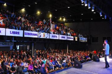 Acto y apoyo de Cresto a Cristina