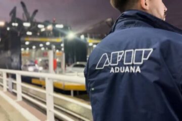 (Mención a funcionario entrerriano) La Aduana frenó las operaciones del barco Eladia Isabel de Buquebus por su “penoso estado”