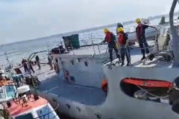 (Mención a Entre Ríos) Buque de la Armada chocó contra un bar flotante en el río Paraná cuando intentaba acercarse al puerto de Corrientes