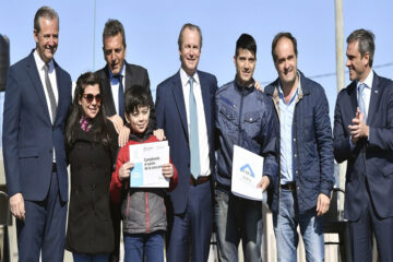 Acto de entrega de viviendas y firma y anuncios de convenidos de importantes obras para Entre Ríos.