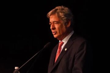 (Mención a dirigente entrerriano) En un evento en el que estará Massa, el presidente de la Rural criticó las nuevas medidas