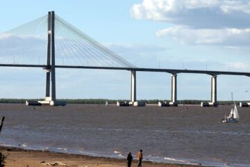 Insólito: el Puente Rosario-Victoria lleva cuatro días sin luz por el robo de cables