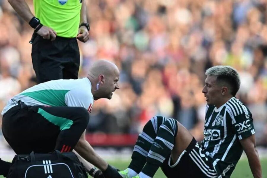 (Futbolista entrerriano) Alerta Scaloni: Lisandro Martínez pidió el cambio por una molestia en la derrota del Manchester United ante Arsenal