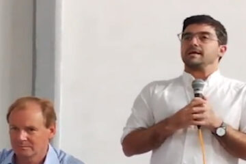 Escándalo en Entre Ríos: un intendente acusó a al gobernador Bordet en la cara de hacer proselitismo durante un acto de entrega de viviendas