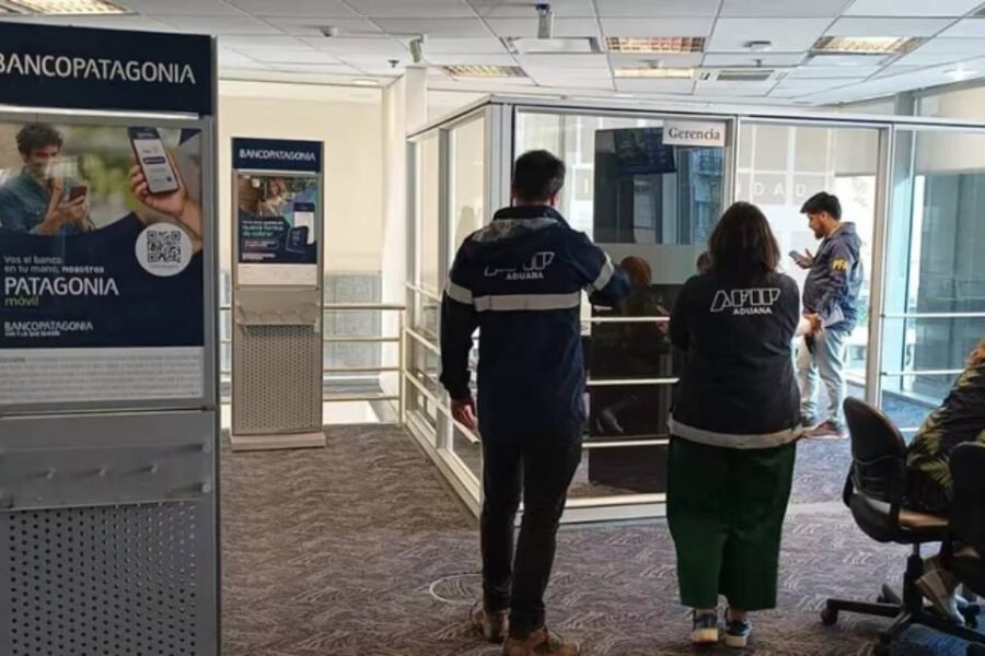 (Mención a Michel)Operativo de Aduana en 18 bancos por maniobras irregulares: firmas truchas, contadores fallecidos y escapes por la terraza