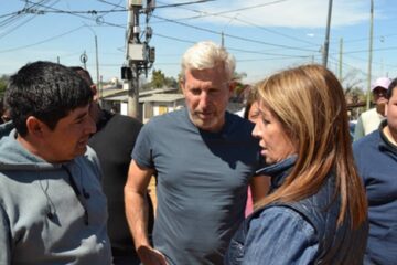 Burlas por la foto de Frigerio con una denunciada por los contratos truchos