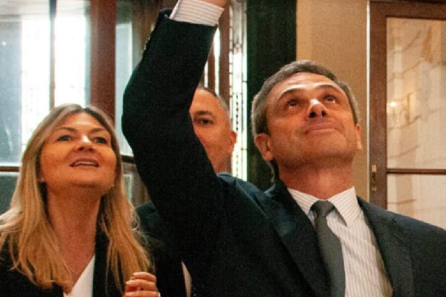 Michel mostró que se fue aplaudido de Aduanas