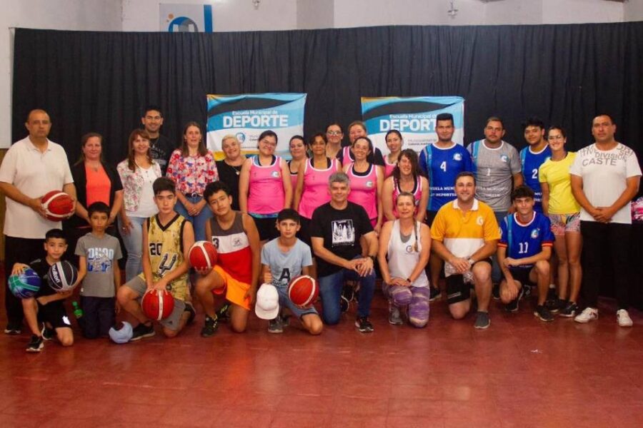 Entrega de elementos deportivos a integrantes de la Escuela Municipal