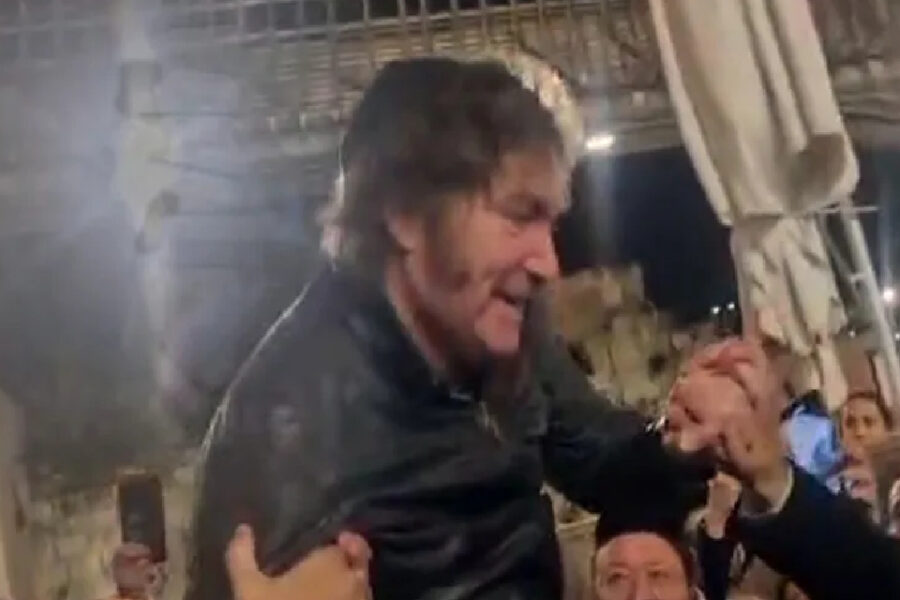 Milei bailando con los rabinos en el Muro de los Lamentos