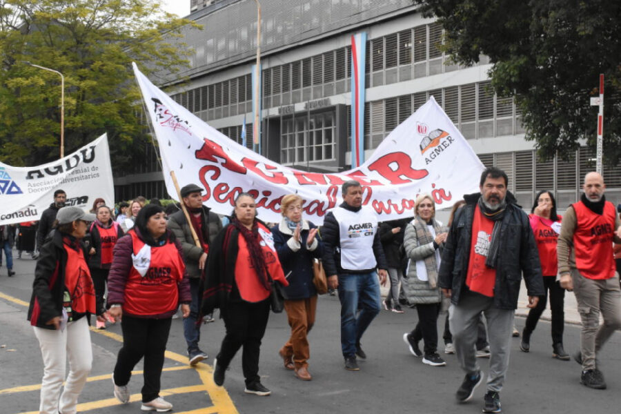 AGMER se movilizó y le pidió a Frigerio que no se deje extorsionar por Milei