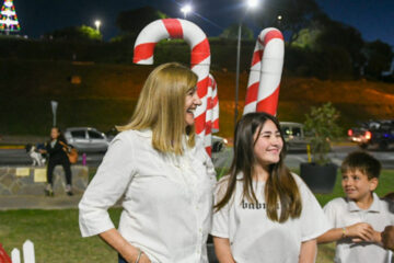 Paranaenses ya disfrutan el Paseo Navideño en la Plaza de las Colectividades