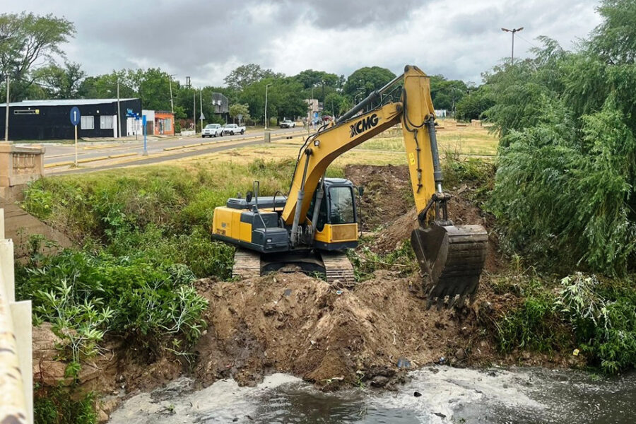 Costanera: reparación de uno de los diques y tareas de limpieza en el Arroyo Manzores